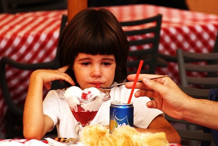 niño consentido comiendo helado