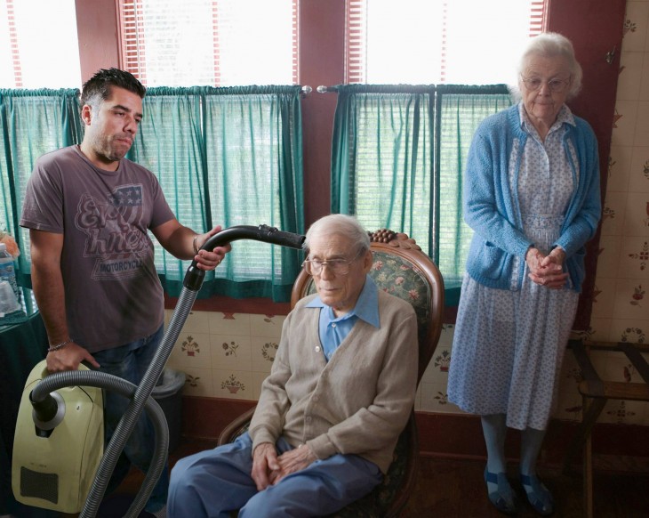 pareja de abuelos en el living solos