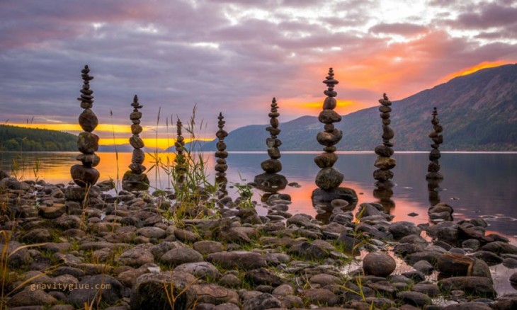 atardecer de monumentos hechos en piedra