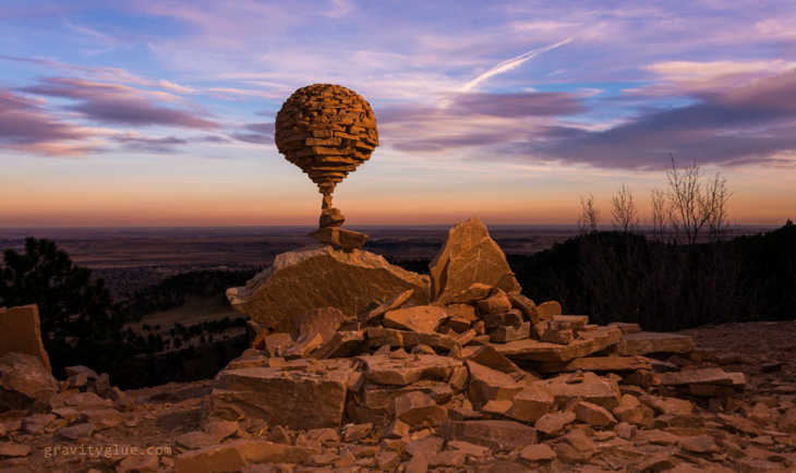 figura en el decierot de piedra