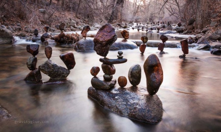 muchos monumentos hecho de piedras en el rio