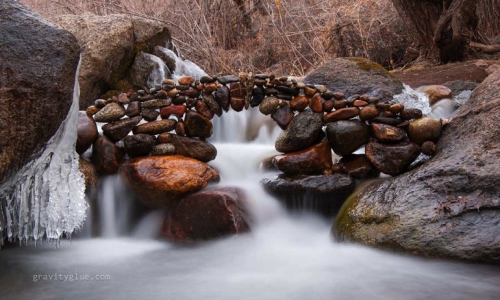 puente en el rio hecho de piedra 