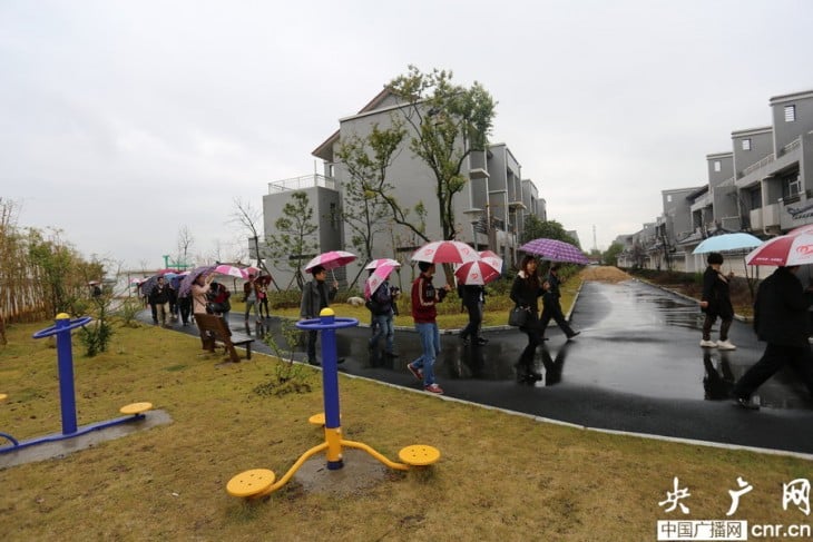 grupo de gente con paraguas bajo la lluvia Xiong Shuihua 