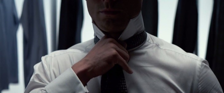 Christian grey ajustando corbata