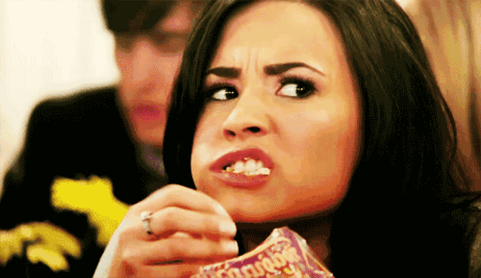 Demi Lovato comiendo Gif