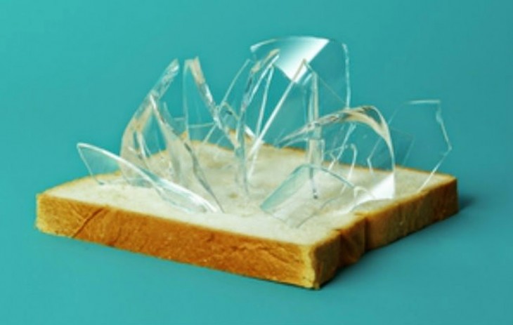 Junta los trozos de vidrios pequeños, con una rodaja de pan