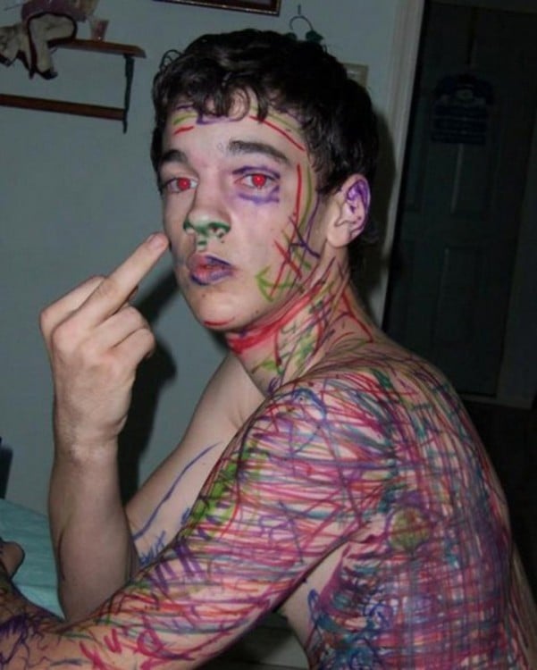 chico, pintado con fibras, hace gesto obsceno con su dedo medio
