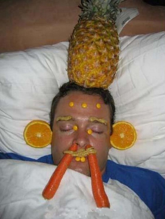 duerme, con ananana, narania y zanahorias, decorando su cabeza
