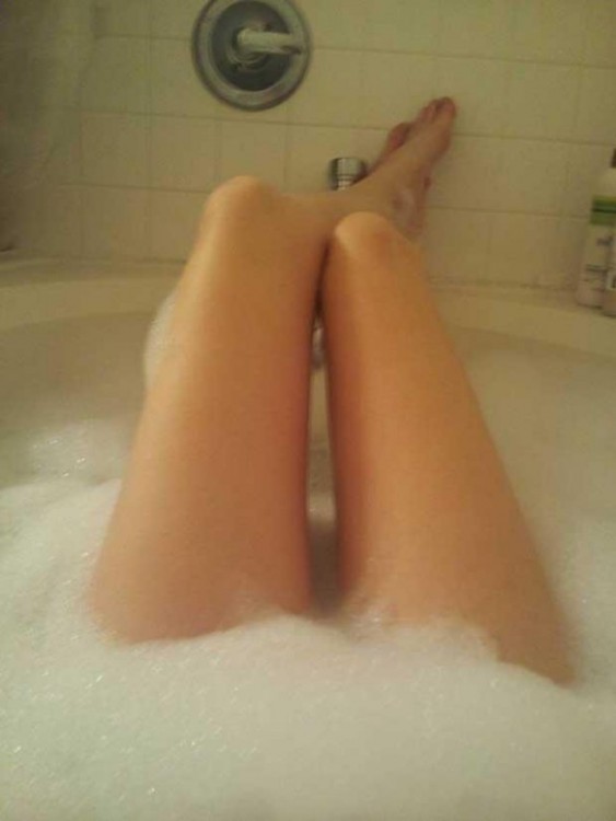 piernas de chica en bañera
