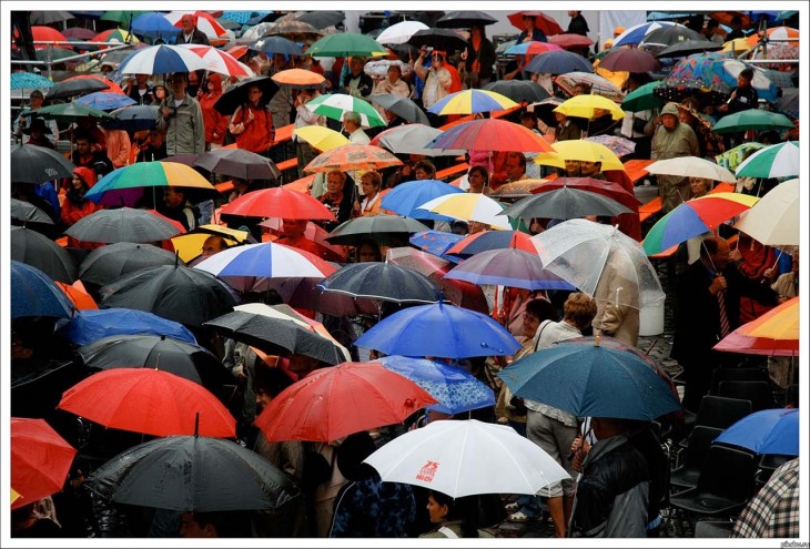 gente camina con paraguas de colores