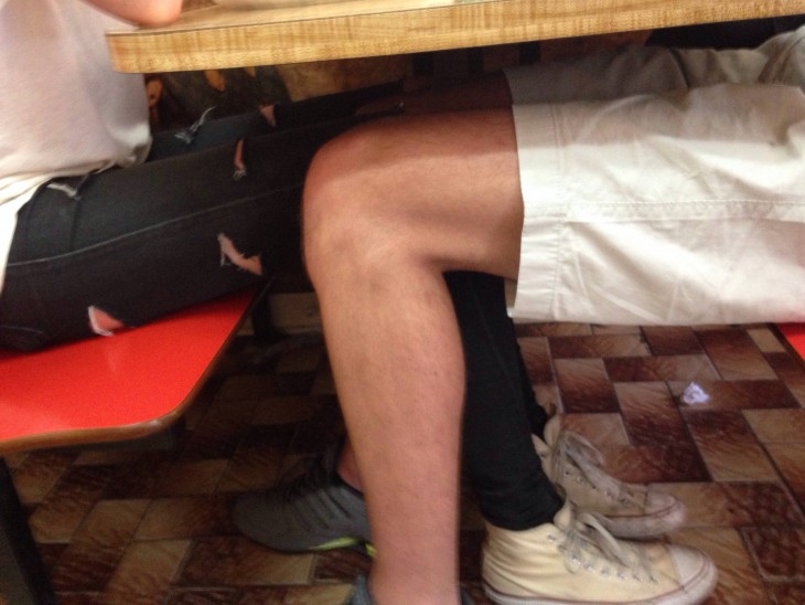piernas debajo de una mesa