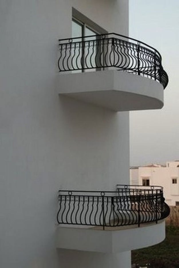 balcones hechos de metal y a uno le falta una ventana 