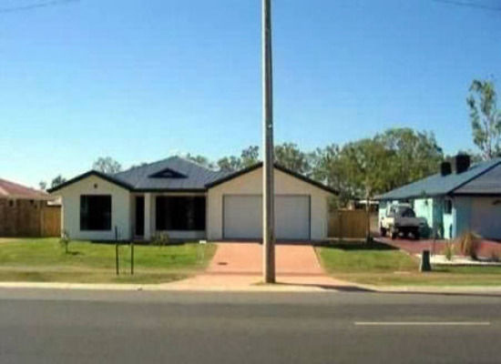 cochera de una casa obstruida por un poste de luz 