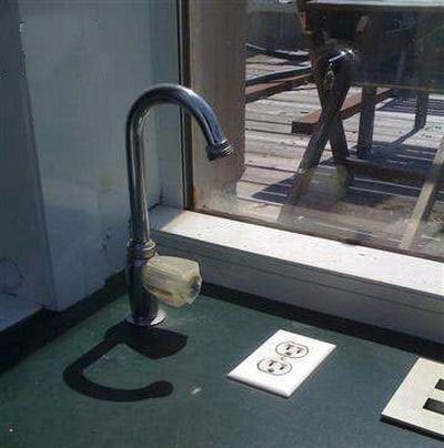 llave del agua colocada sobre un conector de luz 