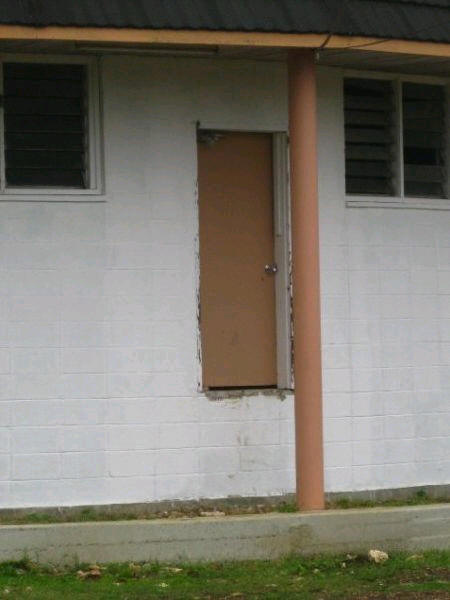 puerta en alto obstruida por un poste 