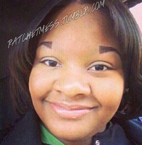 Chica con cejas demasiado separadas