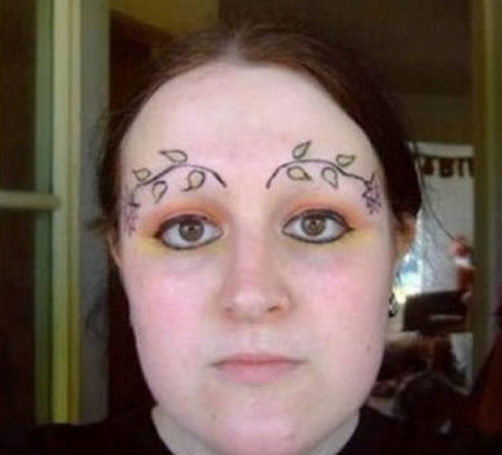 Mujer con cejas en forma de ramas con flores 