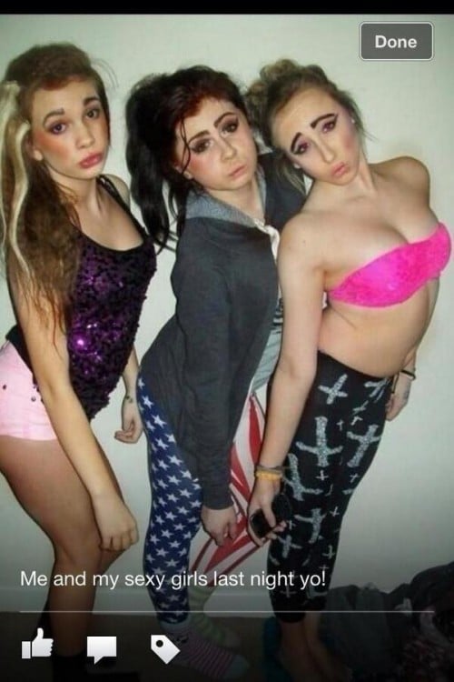 Tres chicas con cejas feas en poses sexys 