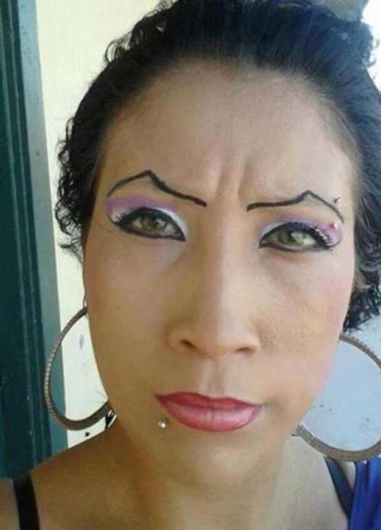 Cara de una mujer mostrando unas cejas un poco puntiagudas 