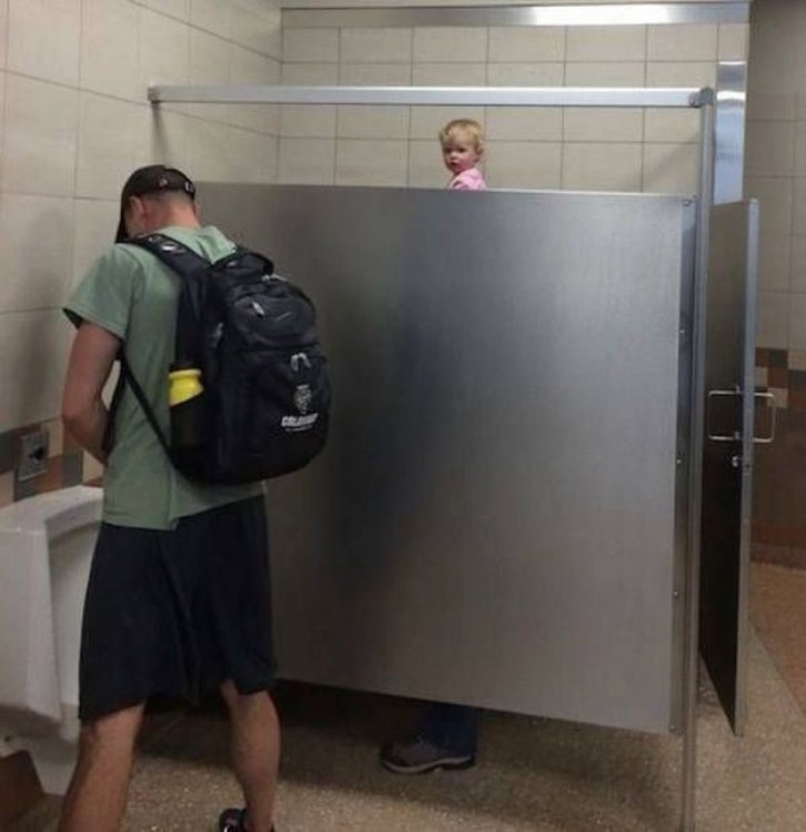 Niño parece gigante en un baño público