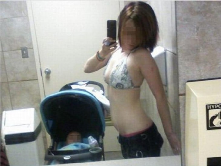 chica en malla y niño en carrito en un baño público