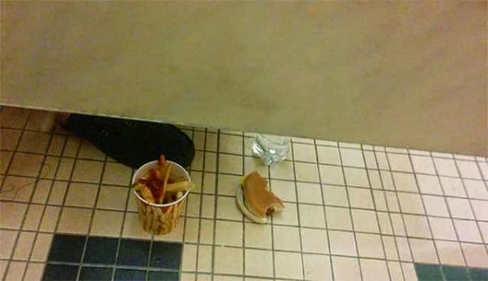 fast food en un baño público