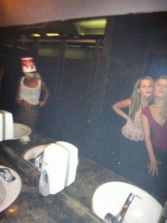 chicas en un baño público