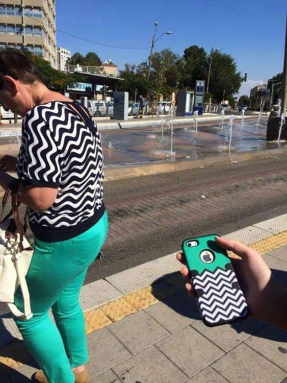 Señora vestida del mismo color que una funda de celular 