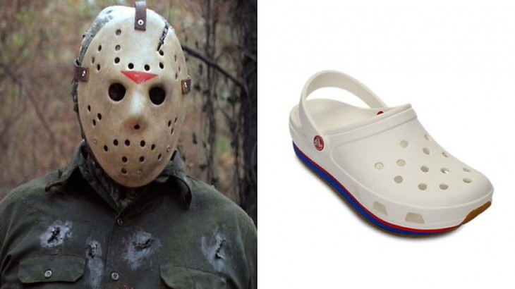 Cara del persona Jason a un costado de un zapato con agujeros denominados crocs 