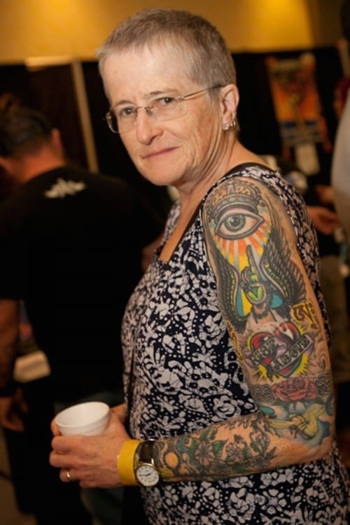 mujer con el brazo izquierdo tatuado 