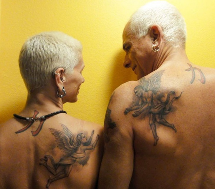 pareja de edad mayor luciendo tatu