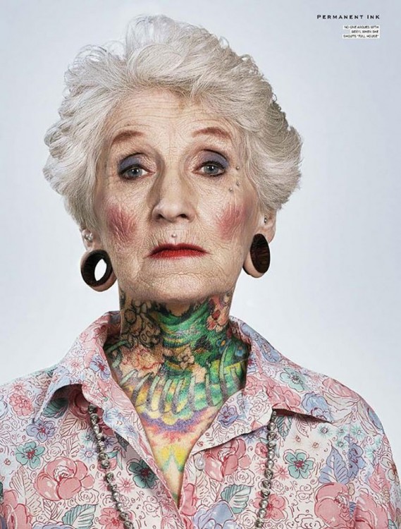 Mujer adulta con tatuajes en el cuerpo y expansiones en las orejas 