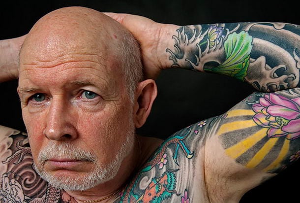 hombre adulto con tatuaje de colores en el cuerpo 