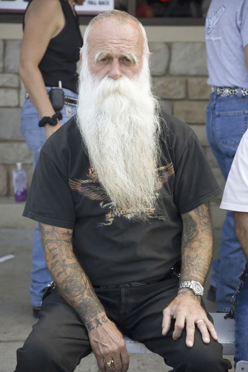 hombre de barba blanda con brazos tatuados 
