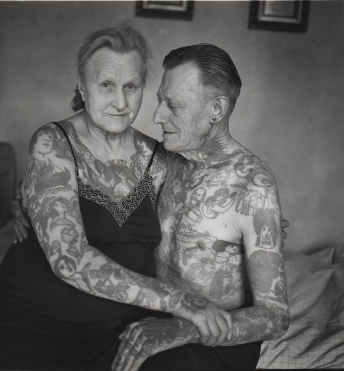 pareja de edad mayor con tatuajes en todo el cuerpo 