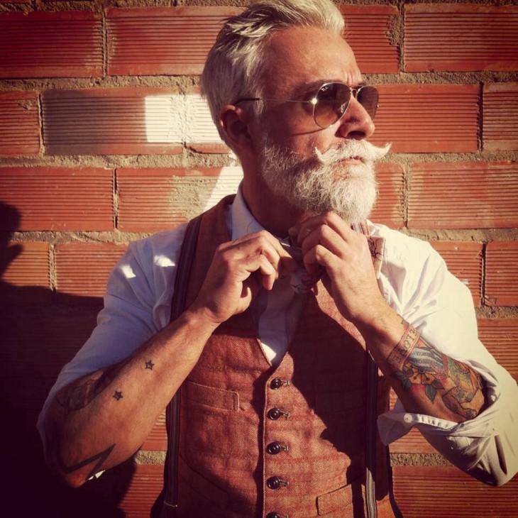 hombre hipster de edad mayor con tatuajes 