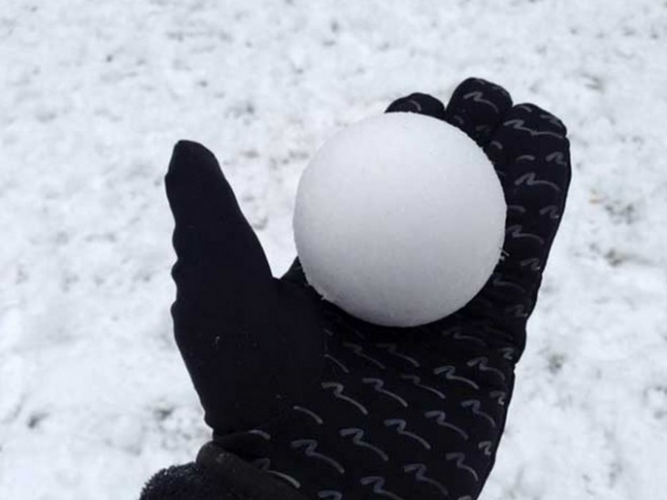 bola de nieve sostenida por una mano