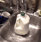 agua cayendo en un envase de leche 