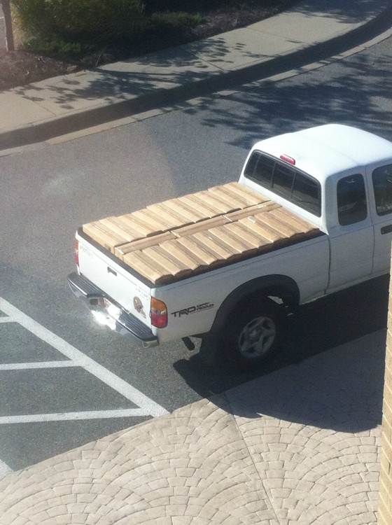 cajas dentro de una camioneta 