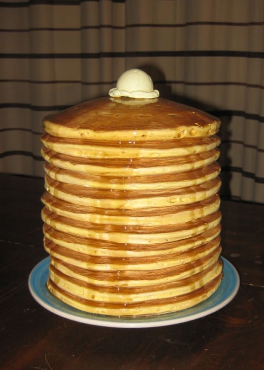 pila de hotcakes con miel derramada 