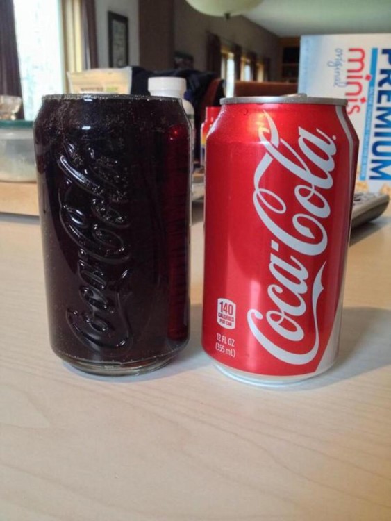 vaso de refresco junto a una lata de cocacola