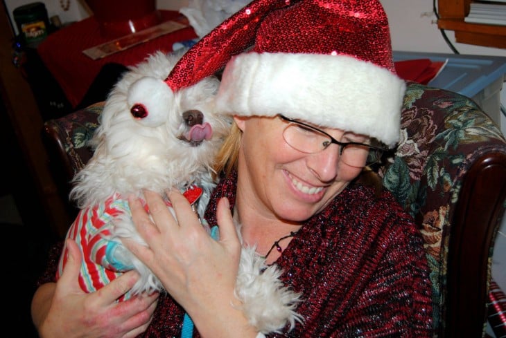 mujer con un perro de ojos locos