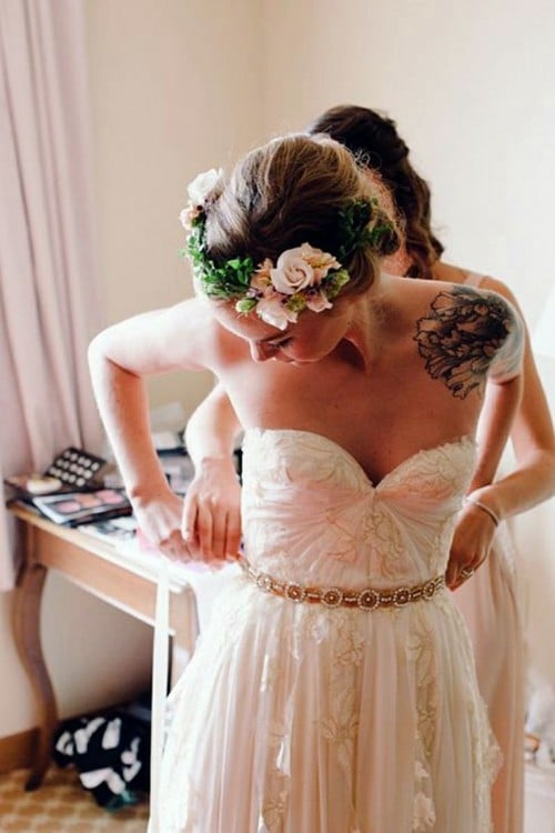 Chica con vestido de novia y tatuaje en el hombro