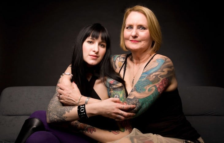 Hija y madre con tatuajes 