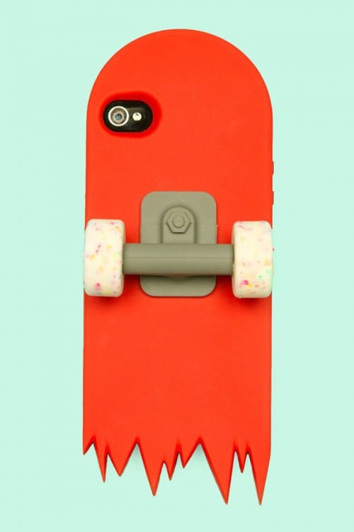 Funda para iphone en forma de patineta con dos llantas 