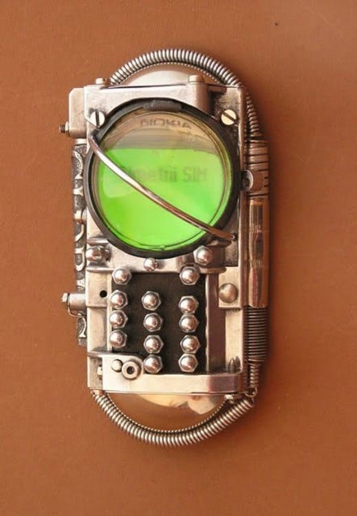 Funda para iphone con un estilo steampunk que simula ser un celular de la revoluciòn industrial 