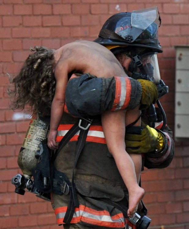 bombero rescatando a un niño de un incendio en estados unidos 