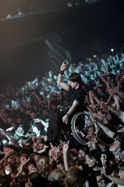 hombre en silla de ruedas es elevado para que pueda disfrutar de un concierto en moscú 