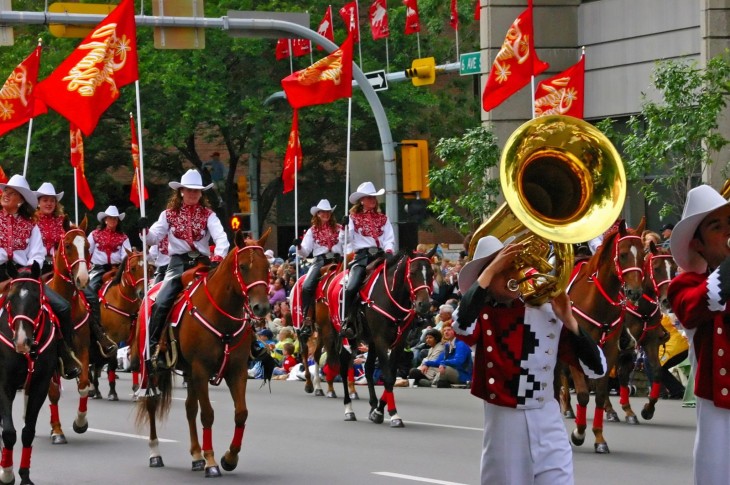 personas cabalgando en caballos en un desfile 