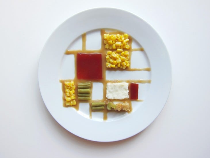 Hannah Rothstein plato con comida al estilo Piet Mondian